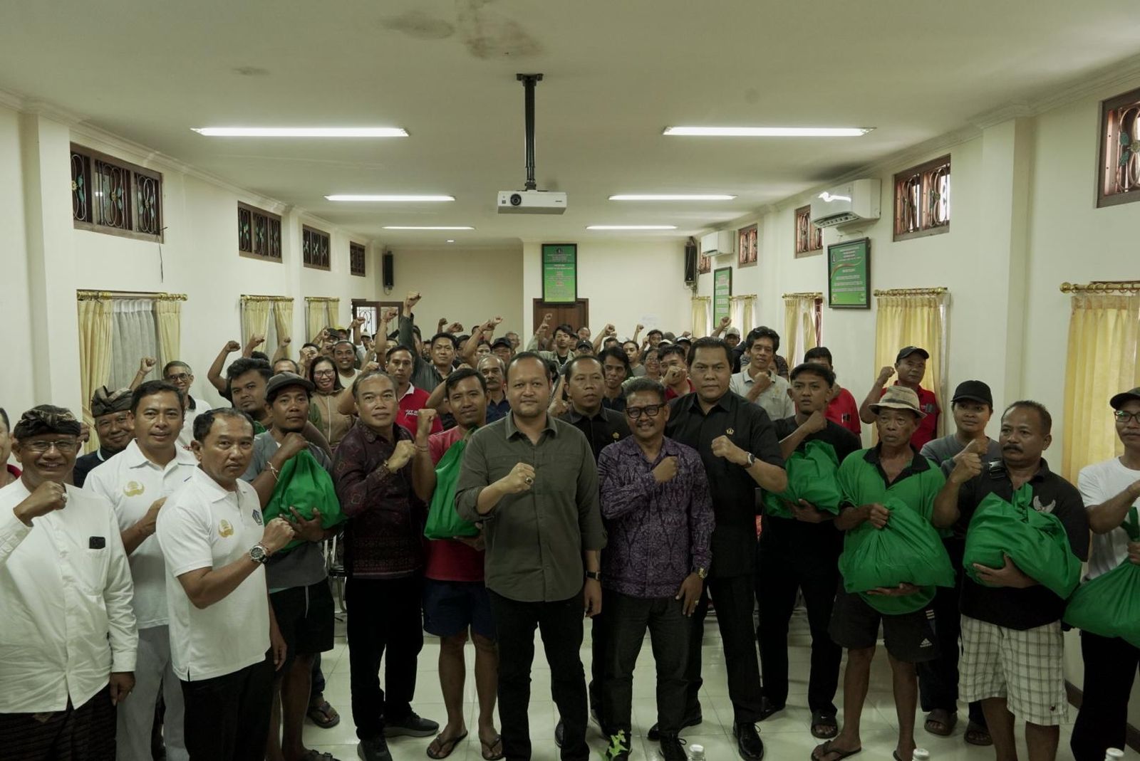 podiumnews.com-Wabup Badung Serahkan Bantuan kepada Korban Banjir di Sading